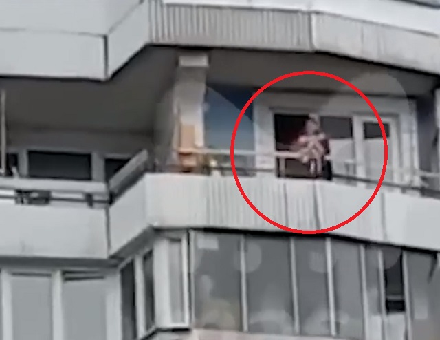 Видео спасения девочки в Москве, которую отец грозился скинуть с 13 этажа, попало в сеть