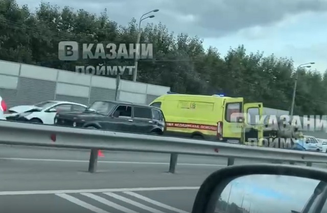В соцсетях опубликовали видео с места ДТП в районе Танкового кольца в Казани
