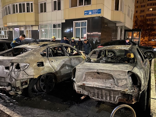 Неизвестные устроили массовый поджог легковушек на парковке в Набережных Челнах