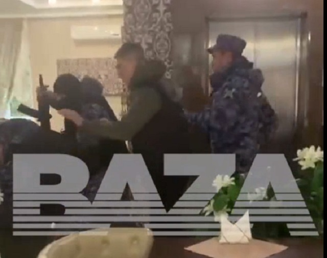 BAZA опубликовала видео драки силовиков с мужчиной в военной форме в Воронеже
