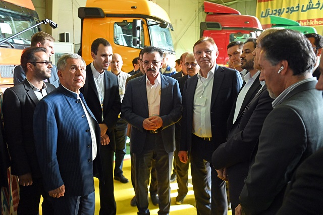 Минниханов посетил завод по производству грузовиков в Иране