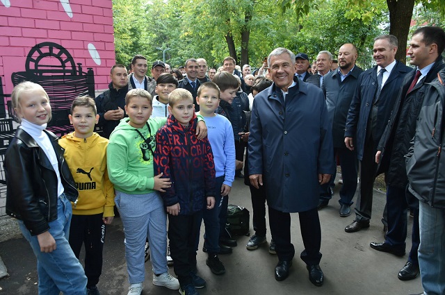 Минниханов посетил благоустроенные дворы по программе «Наш двор» в Казани - видео