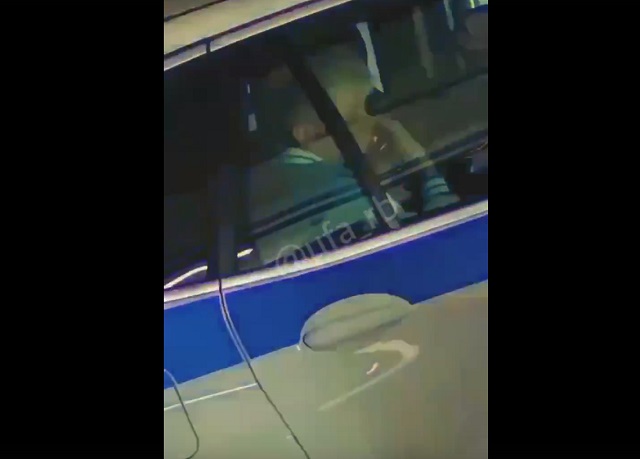 «Может клип снимают?»: Элвина Грея запечатлели в полицейской машине – видео