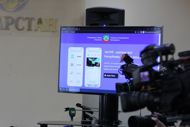 На выставке Kazan Digital Week Минниханову презентовали мобильное приложение TatTVR