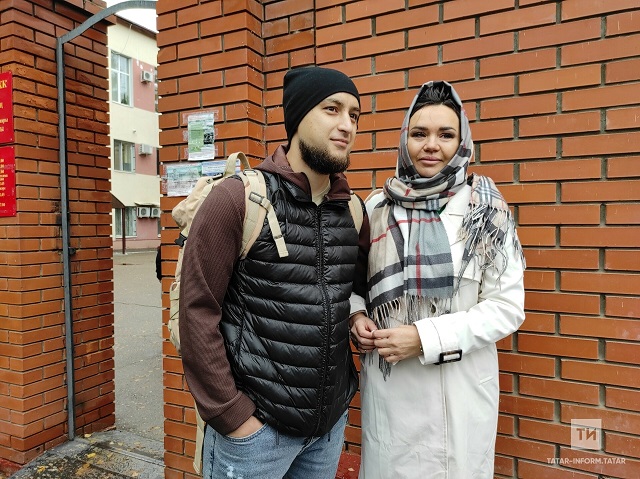 Җырчы Иркә мобилизацияләнгән ире Артурны озатты