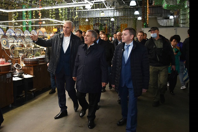Минниханов ознакомился с ассортиментом сельхозярмарки в агропромышленном парке «Казань»