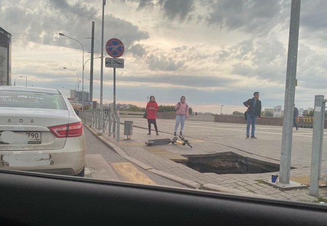 Жители Казани пожаловались на огромную яму на площади у театра Камала