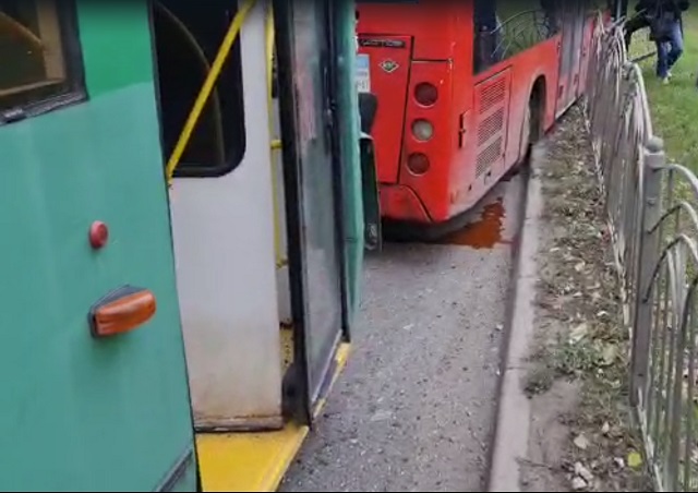В Казани троллейбус протаранил пассажирский автобус – видео