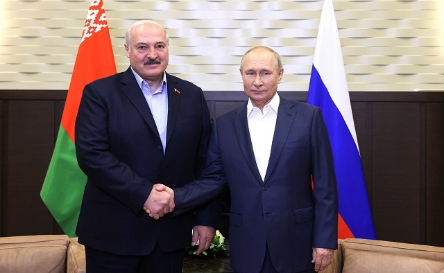 Кремль: Путин и Лукашенко обсуждают взаимодействие в оборонной области