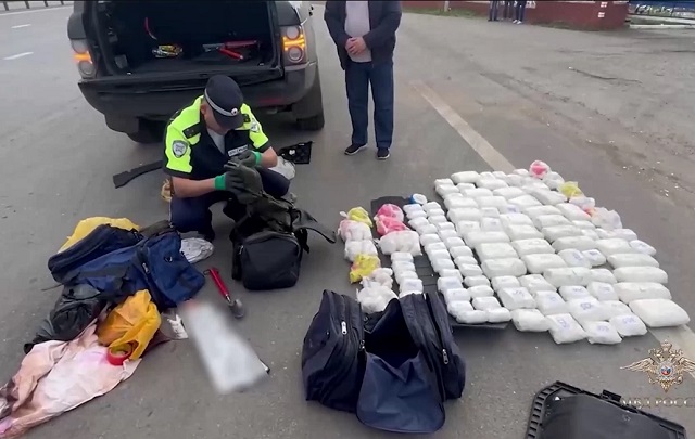 В остановленном на въезде в Татарстан «Лендровере» нашли тайник с 56 кг наркотиков