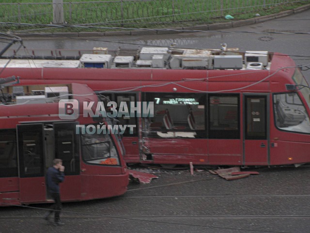 В Казани на улице Серова столкнулись два трамвая – фото