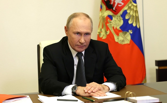 Путин объявил о военном положении в четырех субъектах России
