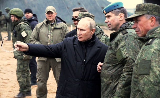 Путин навестил резервистов, пожелал им удачи и пострелял из снайперской винтовки 