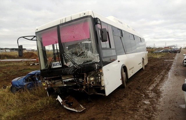 Водитель иномарки погиб в лобовом столкновении с вахтовым автобусом в Татарстане