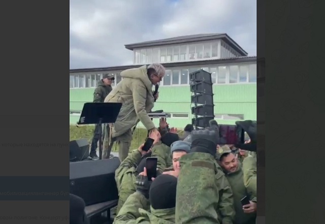 Элвин Грей выступил перед резервистами, прибывшими на сборный пункт в Казань – видео