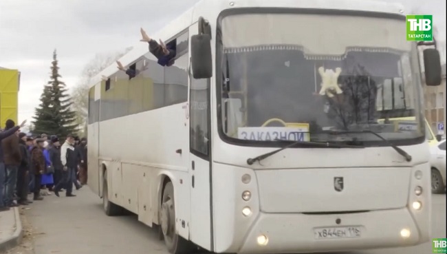 Республиканың шәһәр-районнарыннан Казанга мобилизацияле егетләр белән автобуслар юл тотты - видео
