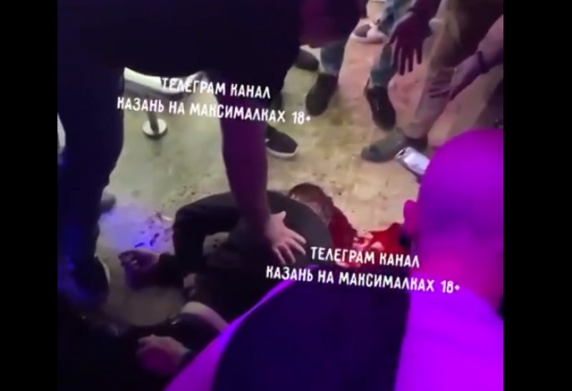 В соцсетях обсуждают видео с истекающим кровью посетителем бара в Казани