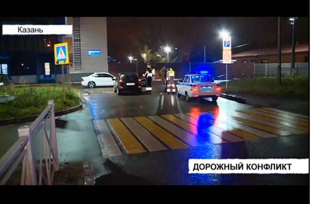Житель Казани разбил стекло «Лады», кинув в машину бутылку пива – видео