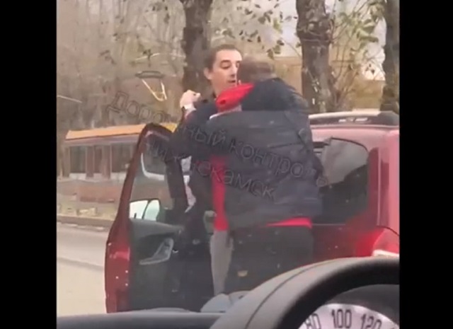 Драка двух не поделивших дорогу водителей в Татарстане попала на видео