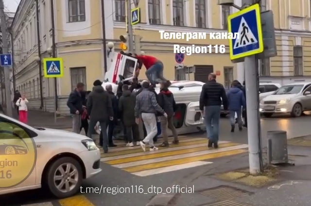 Видео: Машина скорой помощи перевернулась после ДТП в центре Казани