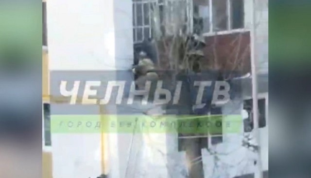 Спасение пенсионерки с крыши балкона попало на видео в Набережных Челнах