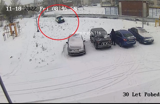 В Татарстане водитель «Нивы» сбил человека и врезался в столб – видео