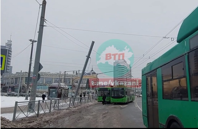 Из-за обрыва проводов в центре Казани парализовано движение троллейбусов - видео