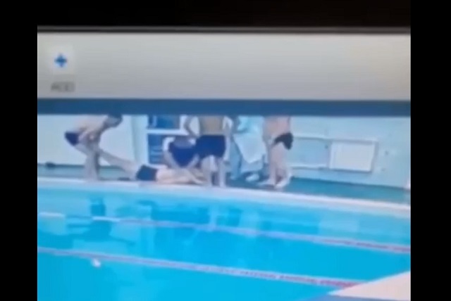 Спасение утонувшего в бассейне подростка сотрудником МЧС попало на видео