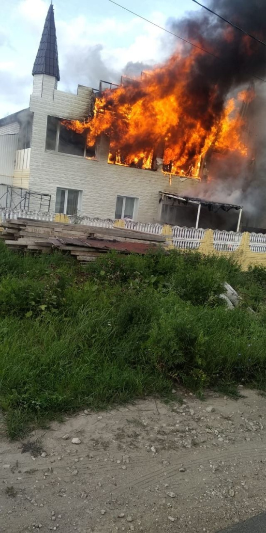 В Казани загорелась крыша частного детского садика в Константиновке