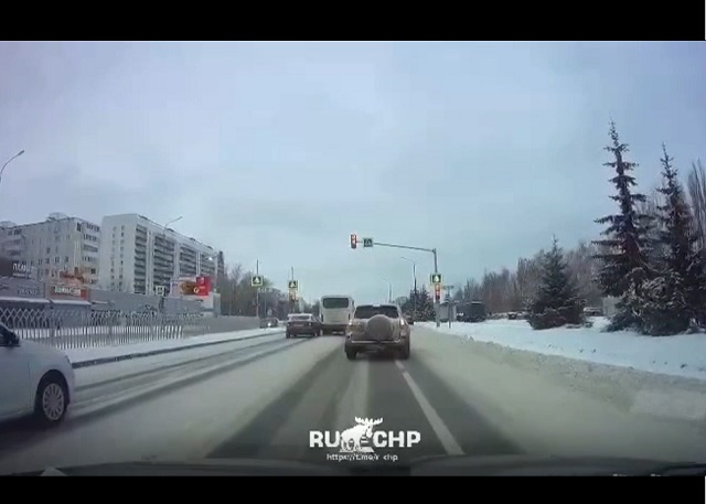 В Татарстане «бешеная» маршрутка протаранила несколько авто, проскакивая перекресток