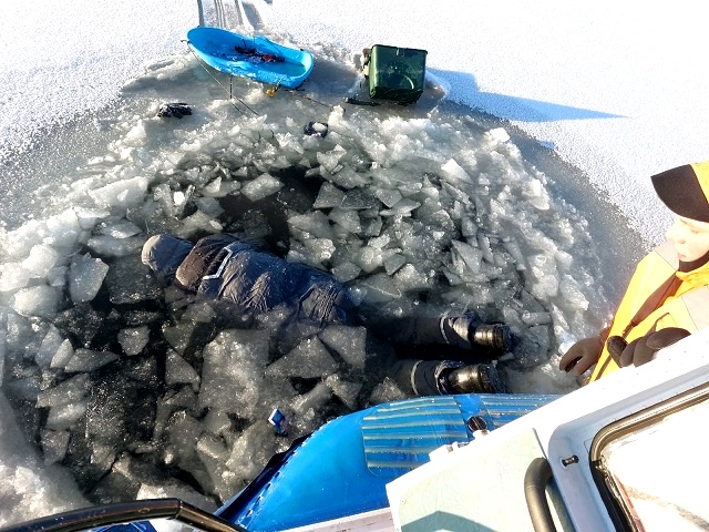 Бездыханное тело провалившегося под лед рыбака извлекли на Каме в Татарстане