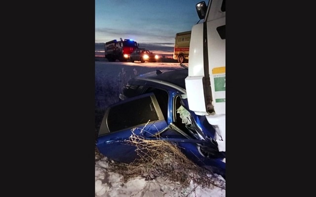 Влетевший в «Камаз» автомобилист на «Ладе» погиб на трассе в Татарстане
