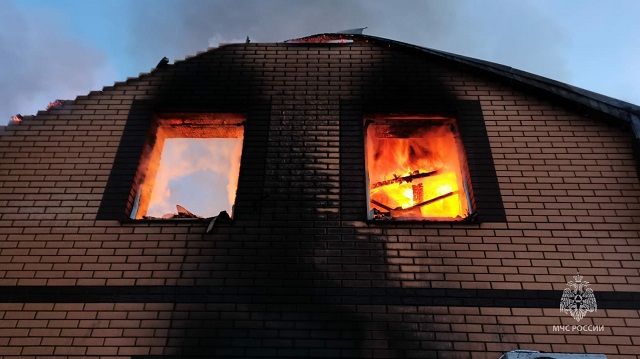 Момент взрыва бытового газа в частном доме в Татарстане попал на видео