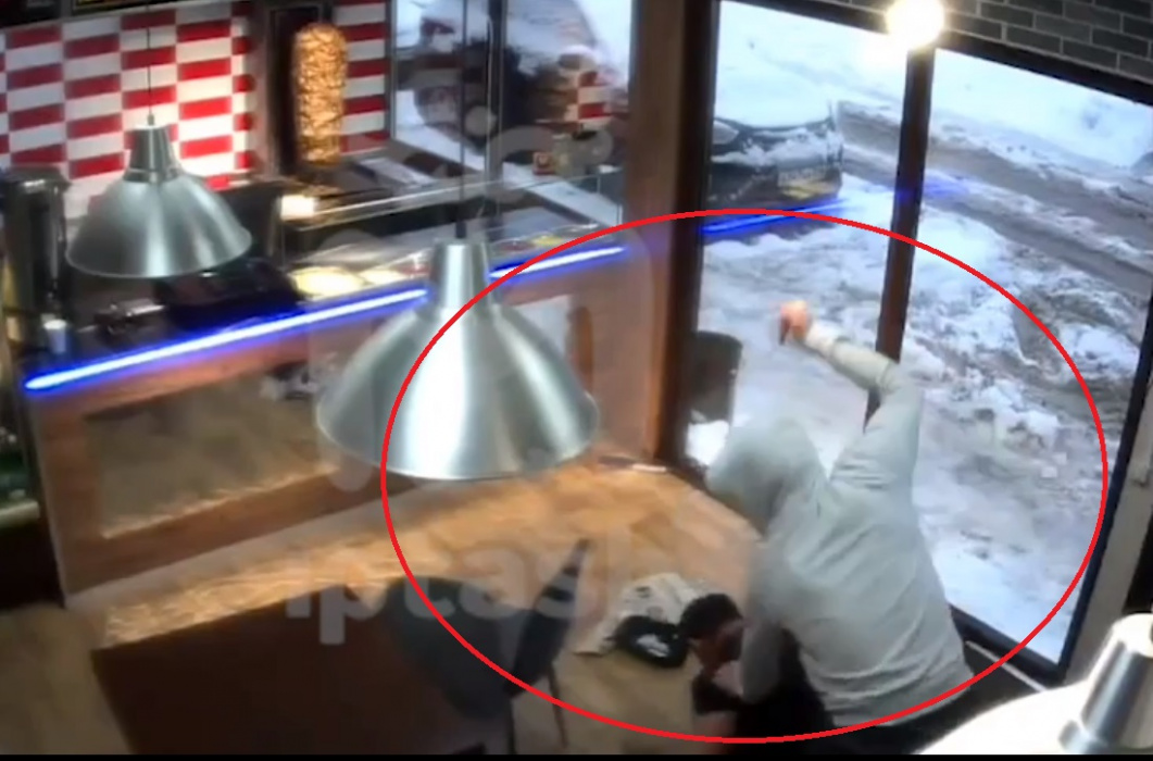 Mash: продавцы шаурмы в Казани устроили поножовщину на работе – видео (18+)