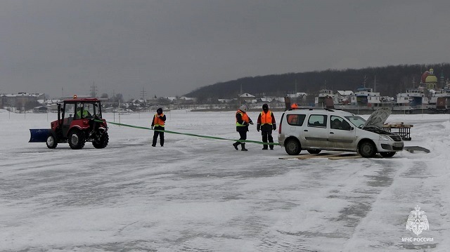 МЧС Татарстана раскрыло правила выживания, если машина провалилась под лед