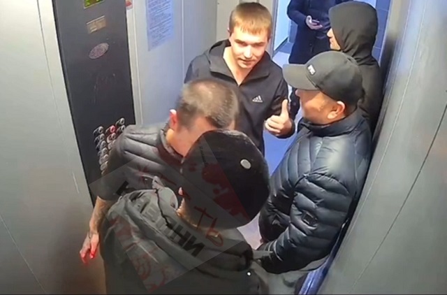 Избиение в лифте жителя «комфортного» ЖК в Казани попало на видео (18+)