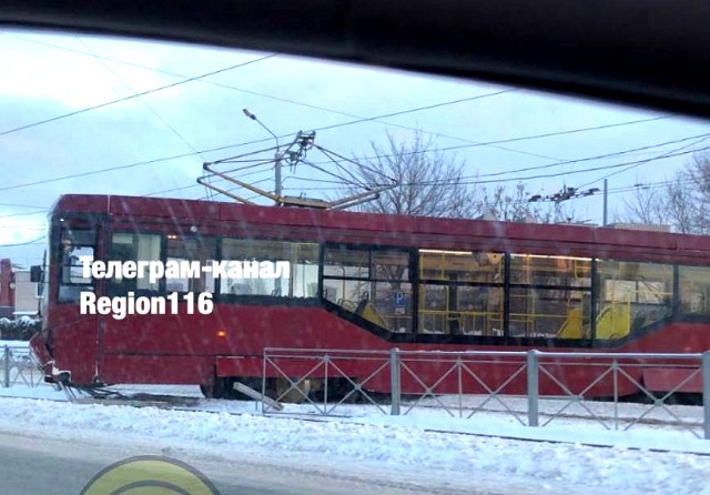 В Казани сошедший с рельсов трамвай заблокировал движение транспорта - видео
