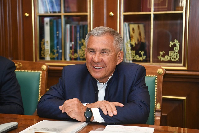 Минниханов поздравил полковника Хайрудинова со званием Героя России