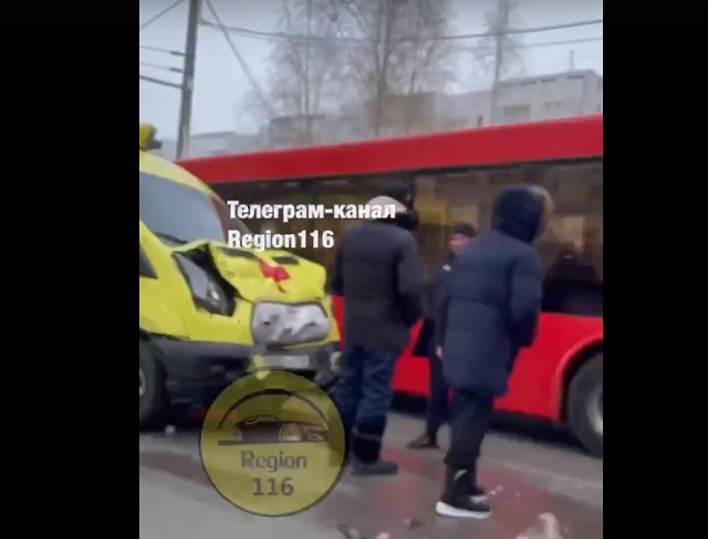 В Казани лоб в лоб врезались пассажирский автобус и машина скорой помощи – видео