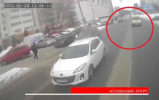 Момент смертельного ДТП с машиной скорой помощи в Казани попал на видео