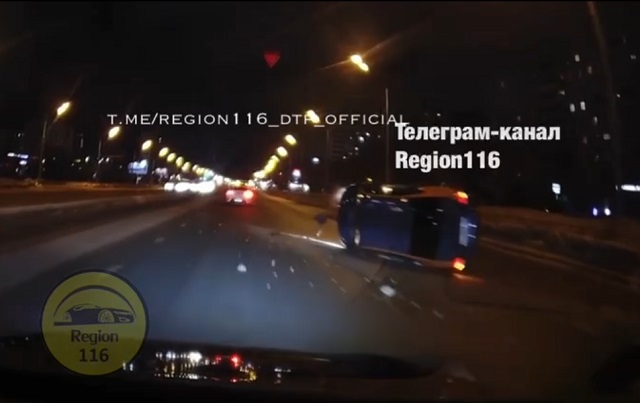 В Казани момент вылета с дороги машины каршеринга попал на видео