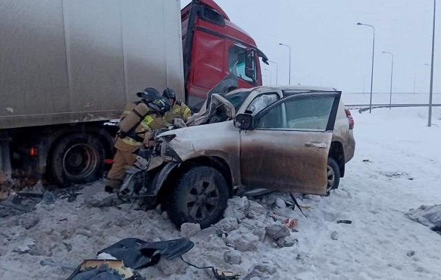 Двое пассажиров внедорожника погибли в жестком ДТП с фурой на трассе М7 в Татарстане