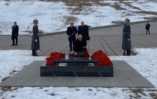 Путин возложил цветы на Мамаевом кургане  в память о защитниках Сталинграда - видео
