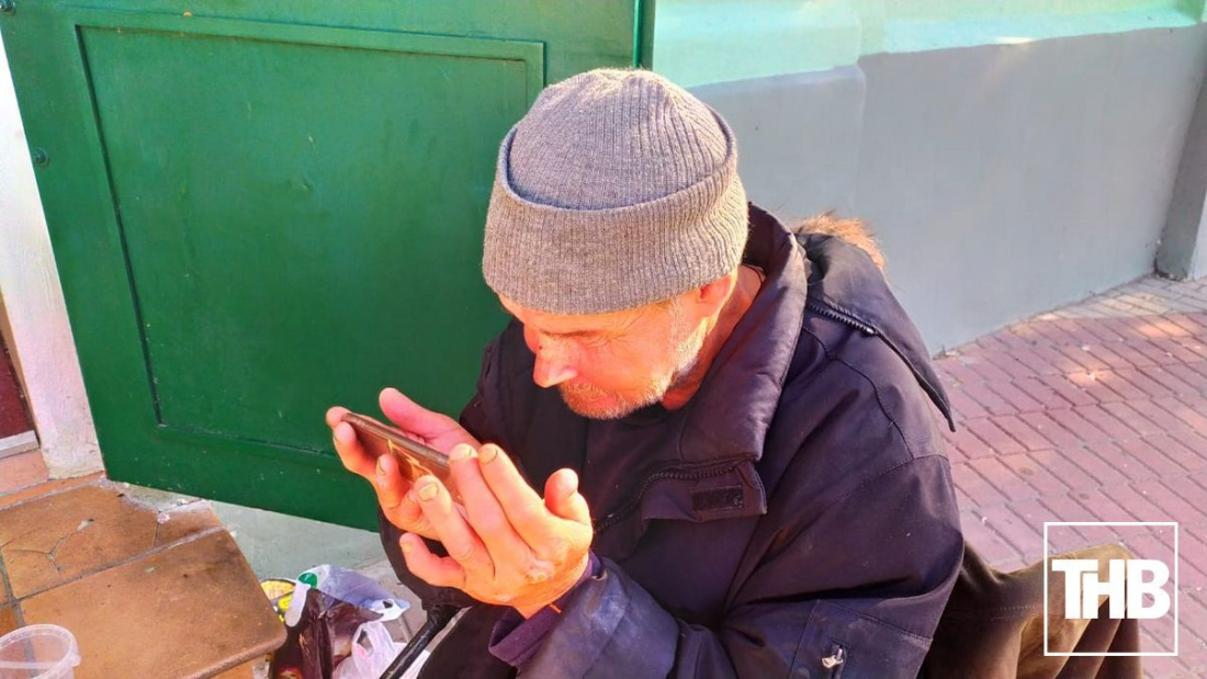 «У меня есть одеяло»: история бездомного героя из скандального ролика казанских близняшек (ВИДЕО)
