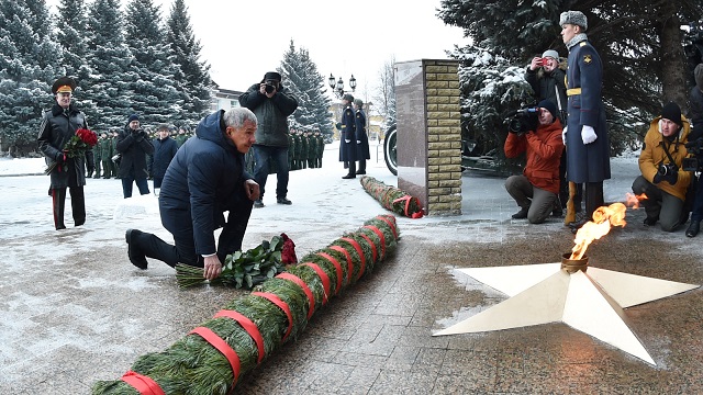 Рөстәм Миңнеханов Казан танк училищесында Россия Геройлары бюстларын ачуда катнашкан