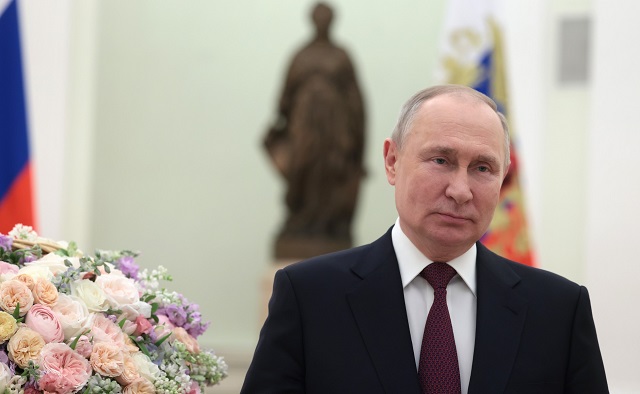 Россия Президенты Владимир Путин хатын-кызларны бәйрәм белән тәбрик итте