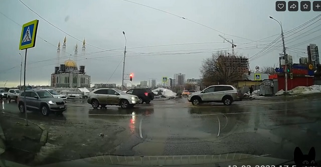 Уфада «Әр-Рәхим» мәчетенең бер гөмбәзе төшкән - видео