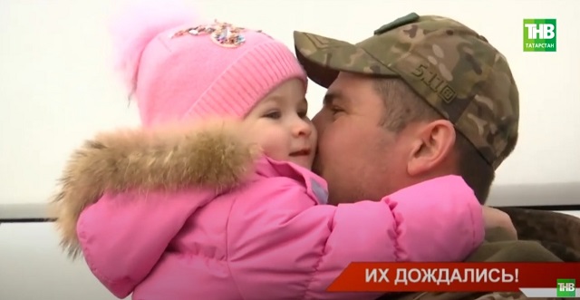 Трогательные кадры встречи родственников с вернувшимися мобилизованными в Татарстан