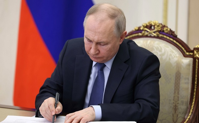 Путин подписал закон о штрафах до 500 000 рублей за дискредитацию добровольцев СВО