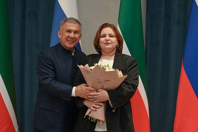 Минниханов наградил помощника режиссера театра Качалова медалью «За доблестный труд»
